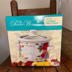 The Pioneer Woman Sweet Rose Slow Cooker - White and Red Floral